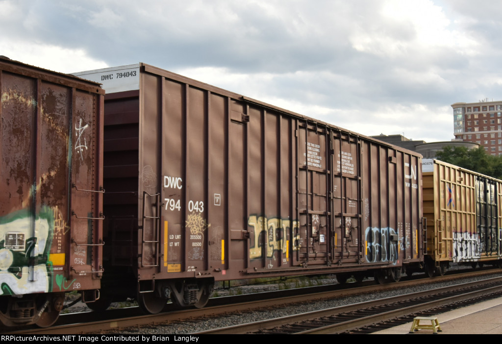 794043